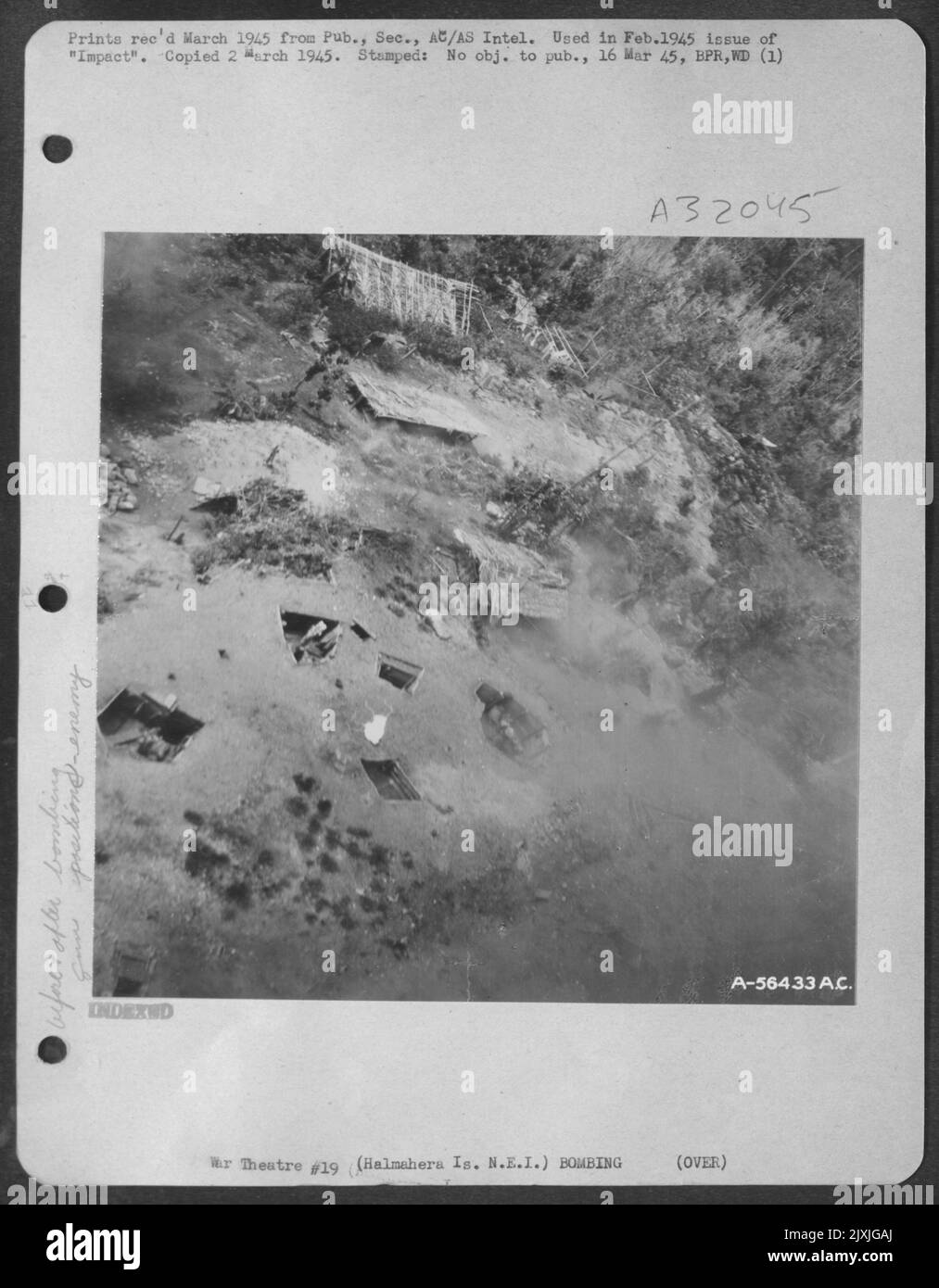 Neutralizzare il flak prima del peso principale di un attacco coordinato è un requisito primario per il successo. Qui è mostrata Goeroea, importante base giapponese sull'isola di Halmahera nelle Indie Orientali olandesi, dopo l'attacco di 13th AF il 8 dicembre 1944. Il controllo antincendio è Foto Stock