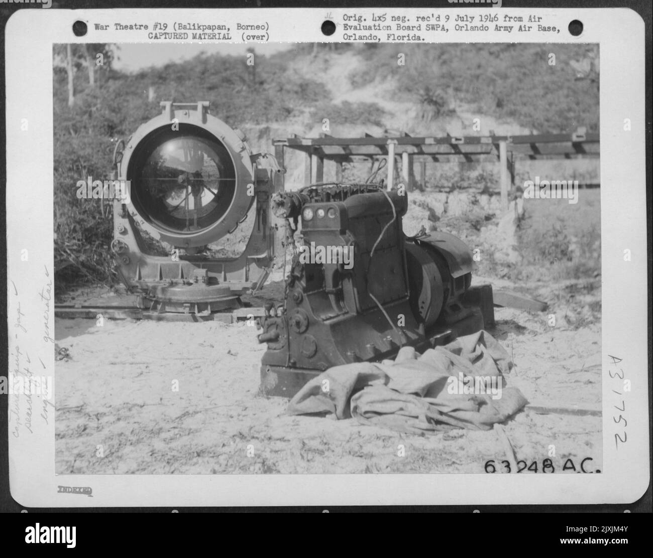 Operazione Balikpapan 1-31 luglio 1945-Un giapponese quattro milioni C.P. volt, 40' proiettore catturato dagli australiani intatto. I giapponesi stavano cercando di trasportare la luce in una zona posteriore quando è stata catturata. In primo piano è il diesel a tre cilindri Foto Stock