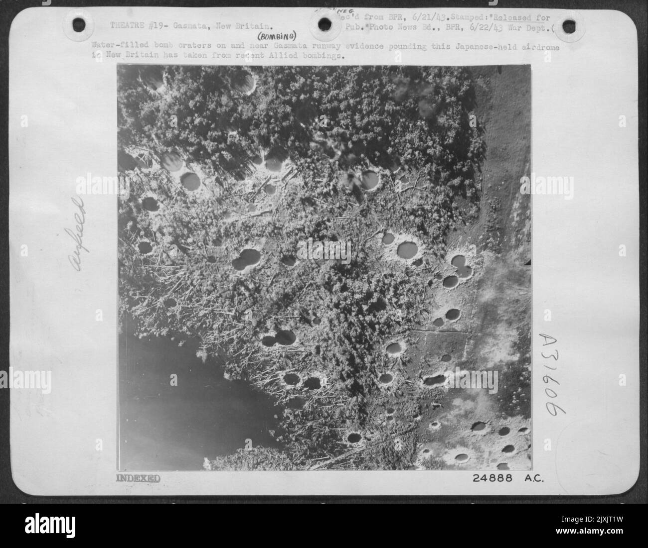 Crateri di bombe pieni d'acqua su e vicino alla pista di Gasmata prove che hanno colpito questo airdrome giapponese in Nuova Gran Bretagna hanno preso dai recenti bombardamenti alleati. Foto Stock
