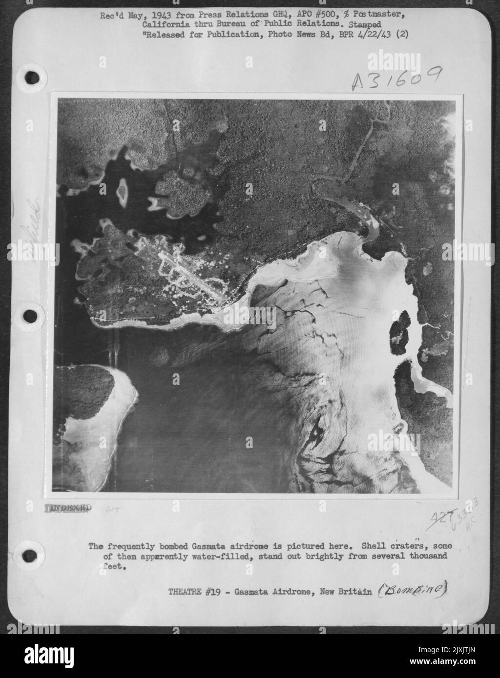 Qui è raffigurato l'airdrome di Gasmata, spesso bombardato. I crateri di conchiglia, alcuni dei quali apparentemente riempiti d'acqua, si distinguono brillantemente da diverse migliaia di piedi. Foto Stock