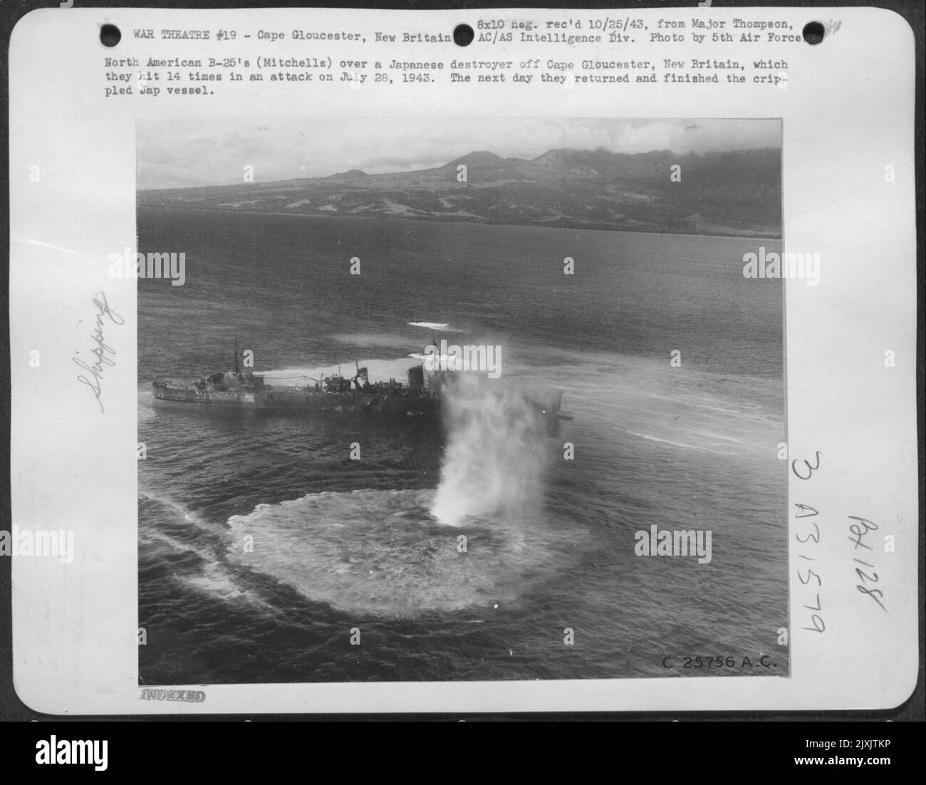 Nord America B-25 (Mitchells) su un cacciatorpediniere giapponese al largo di Cape Gloucester, New Britain, che hanno colpito 14 volte in un attacco il 28 luglio 1943. Il giorno dopo tornarono e terminarono la nave giapponese ribattuta. Foto Stock