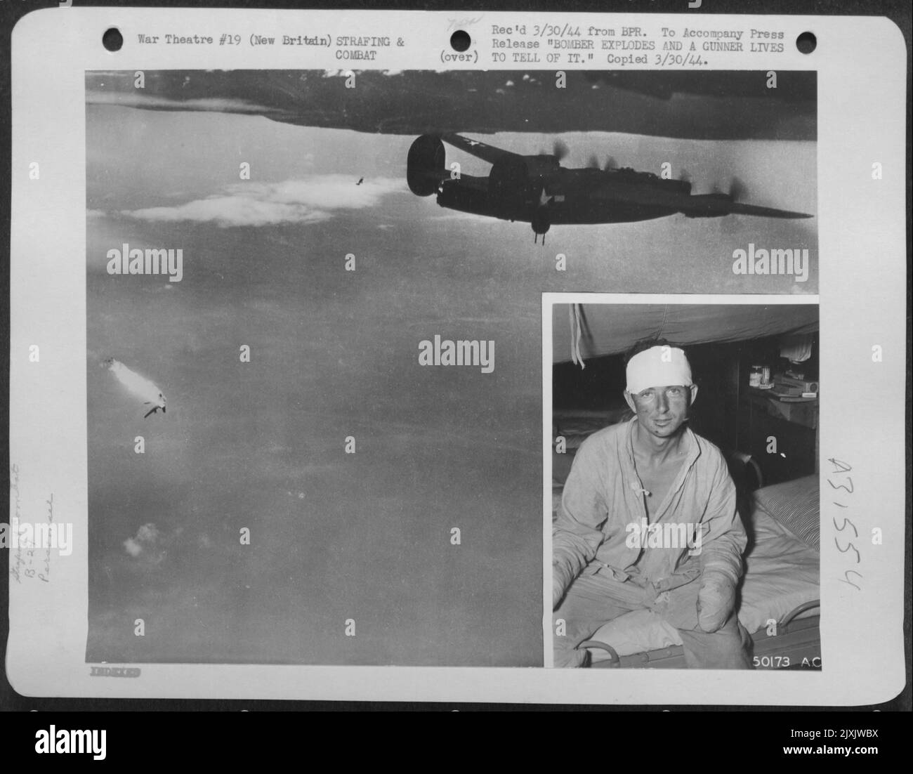 Un bombardiere Liberator B-24 consolidato dell'esercito degli Stati Uniti 13th Air Force colpito da un incendio anti-aereo giapponese, esplode sul canale di San Giorgio, al largo dell'isola della Nuova Gran Bretagna, e cade fiammando nel mare (centro a sinistra) mentre un altro aereo della stessa formazione Foto Stock