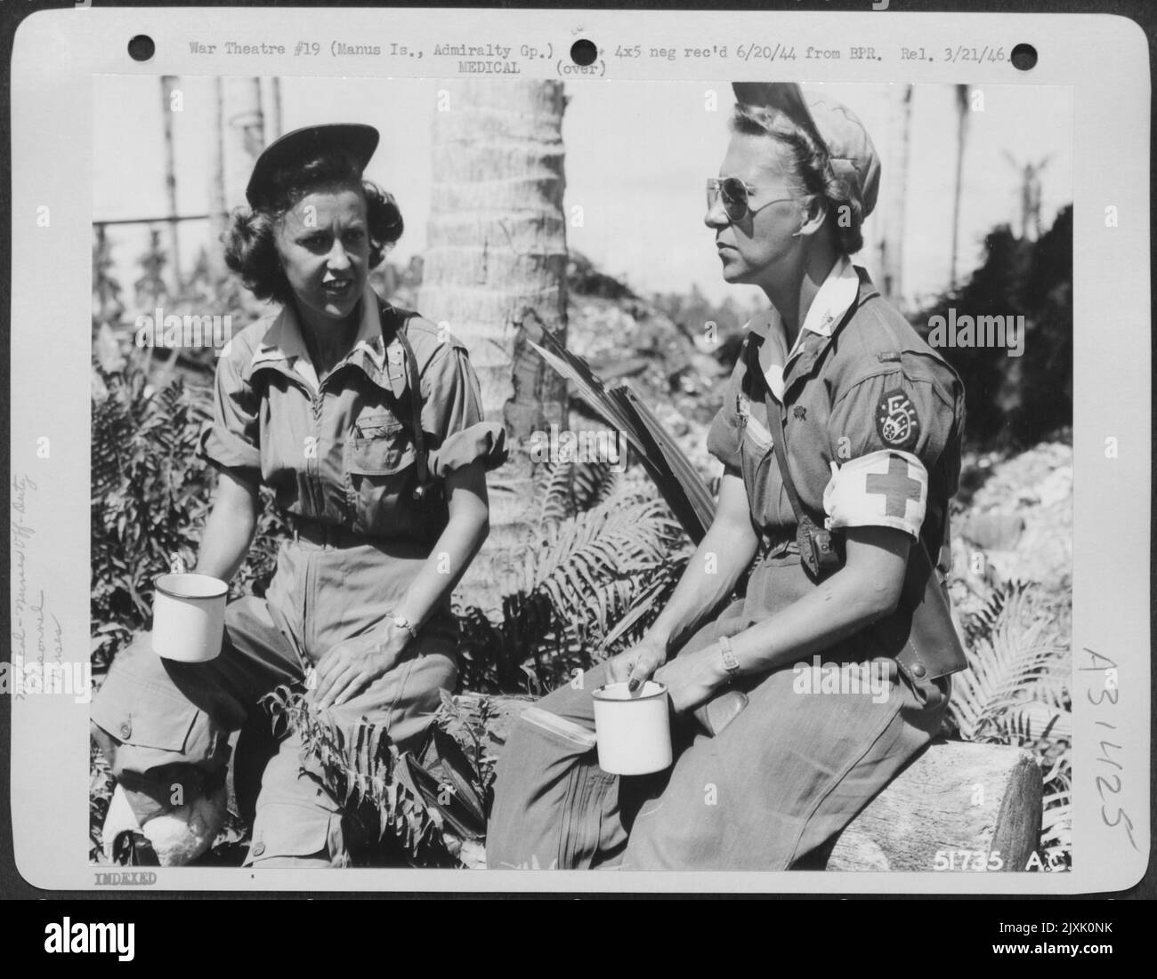 2nd Lt. Elizabeth Dodd e 2nd Lt. Kathleen Dial, discutono i loro pazienti in attesa del decollo. Manus is., Admiralty Group. Foto Stock