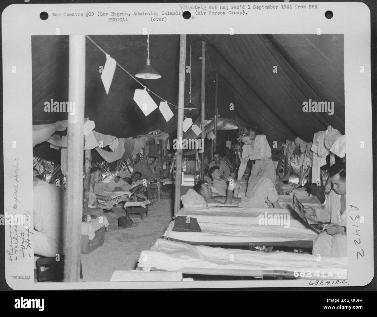 L'infermiera Lt. Ione E. Vogel di St. Peter, Minnesota, somministra ai pazienti nel reparto di ortopedia chirurgica dell'ospedale di evacuazione 58th a Los Negros, isole dell'Ammiragliato. Foto Stock