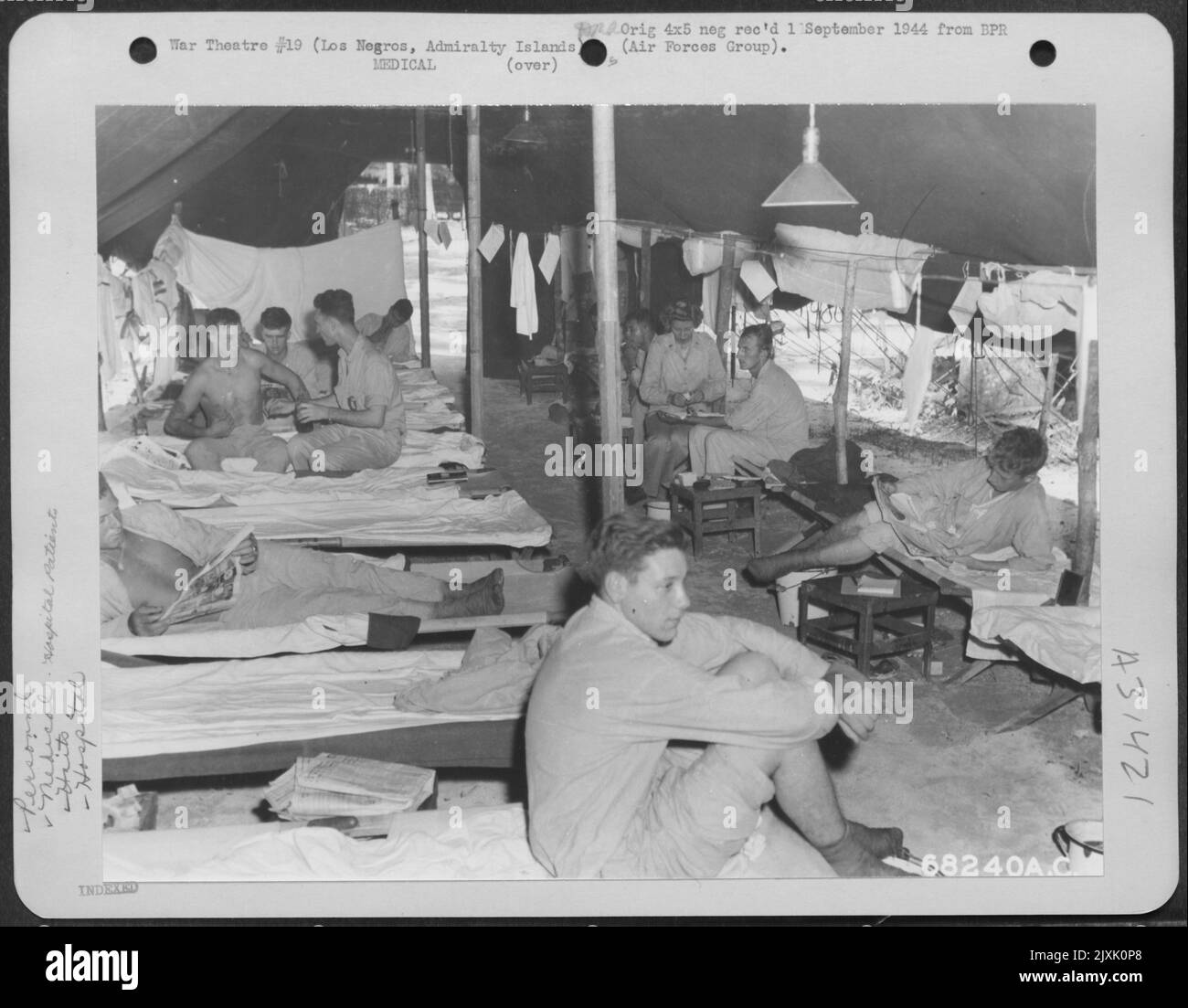 Infermiera Frances J. Belisky e CPL. John A. Reinhart di Houston, Texas, somministrare ai pazienti nel reparto di malattie della pelle dell'ospedale di evacuazione 58th a Los Negros, Isole dell'Ammiragliato. Foto Stock