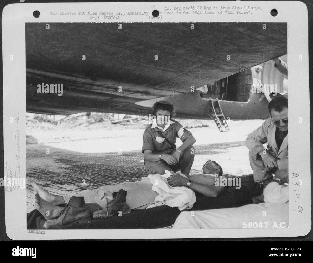 Harriet Thomas di Olympia, Washington, tendente al paziente, CPL. Amos d'argento di Long Beach, California, a Momote, Los Negros Island, Admiralty Groups. Foto Stock