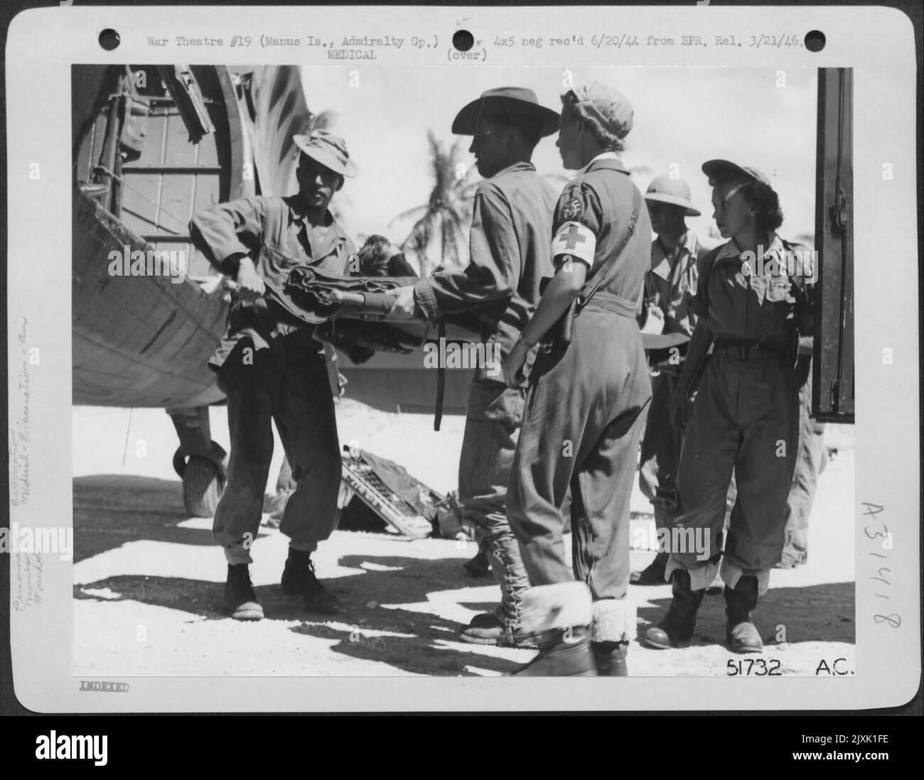 L'infermiera di volo, 2nd Lt. Elizabeth Dodd, Glassport, Ind., e 2nd Lt. Kathleen Dial, Firenze, Ala., caricano un uomo, ferito su Manus is., in un aereo di ambulanza dell'esercito Douglas C-47. Foto Stock