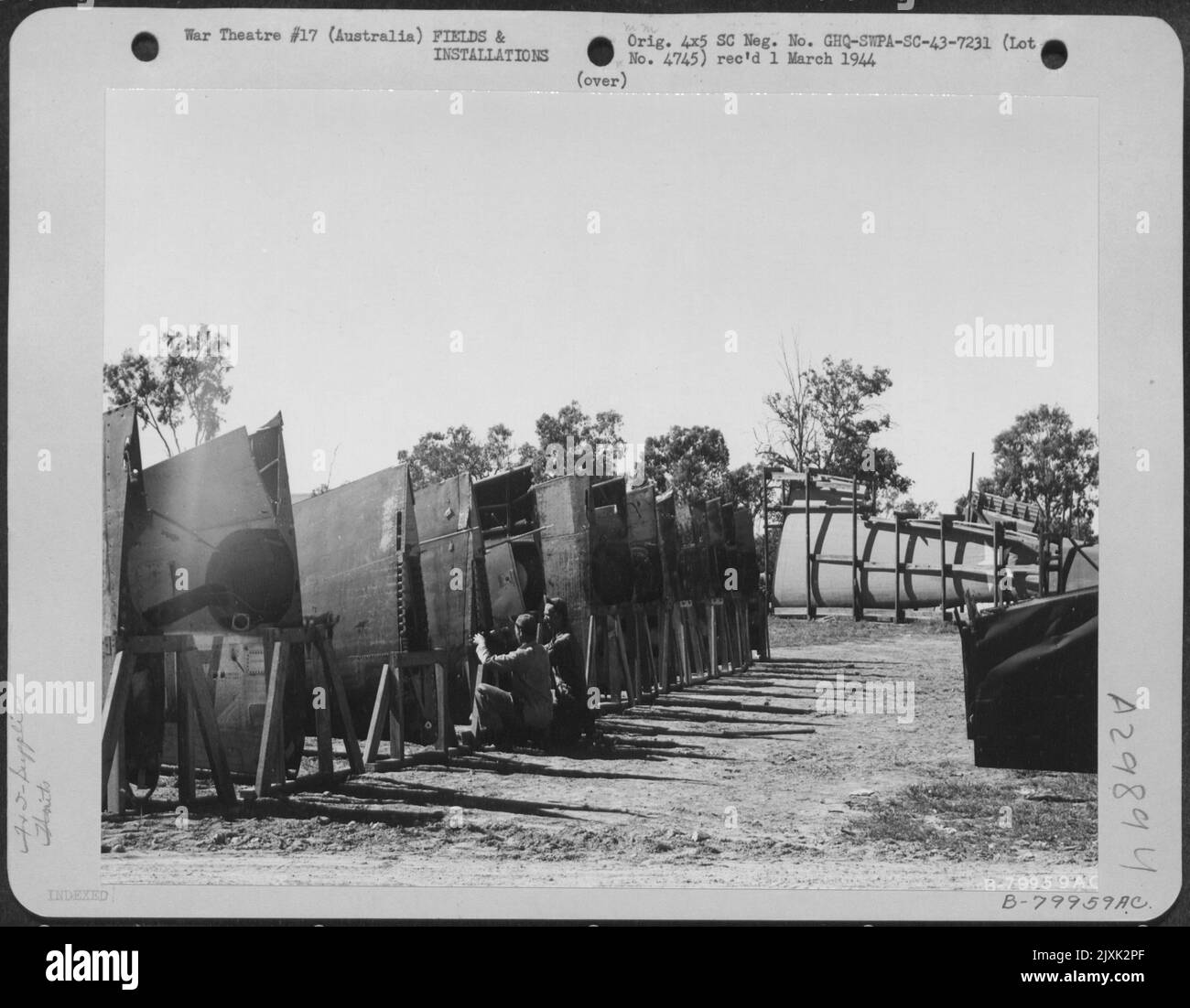 Le ali degli aerei e le sezioni superficiali degli aerei sono immagazzinate in questa parte del cantiere presso il Reclamation, Reparable and Salvage Shop del 4th Air Depot di Garbutt Field, Townsville, Australia. 18 giugno 1943. Foto Stock