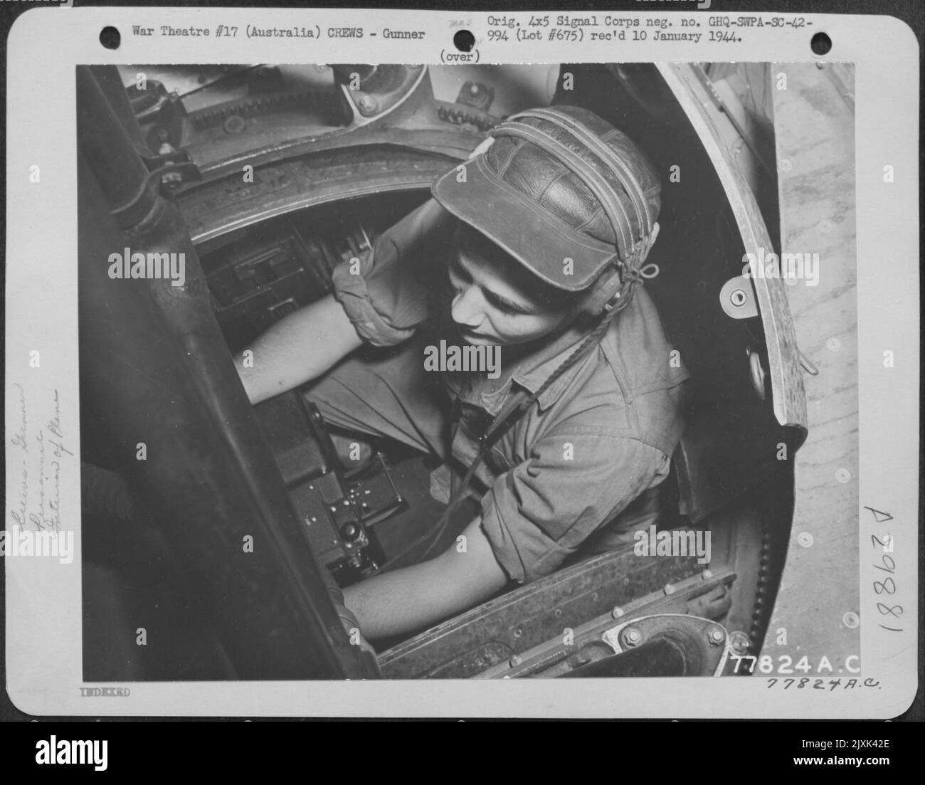 CPL. David Patrizi di Sharon, Pa., Bottom Turret Gunner di Un Boeing B-17 e Ass'T Engineer, nella sua posizione nella Bottom Turret of Plane durante Un volo su Cairns, Australia. 17 novembre 1942. Foto Stock