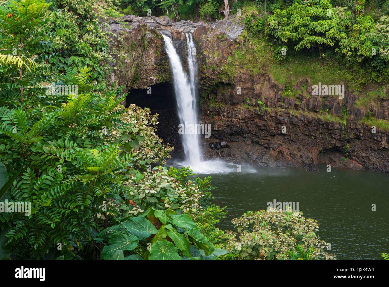 le cascate di waianuenue, alias cascate arcobaleno, nel parco statale del fiume wailuka di hilo hawaii Foto Stock