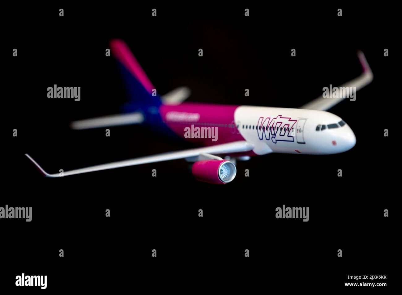 Sofia, Bulgaria - 4 Agosto, 2022: Il giocattolo del modello di aereo di Wizz Air è visto isolato su nero. Foto Stock
