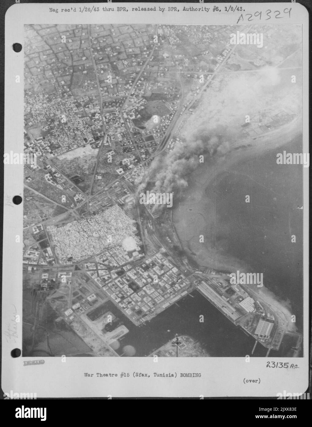 Sfax, Tunisia-l'obiettivo dell'incursione su Sfax, Tunisia, era i negozi ferroviari e l'obiettivo era unerring come si può vedere dal fumo che sale dall'obiettivo. Questa operazione è stata effettuata senza intercettazione nemica e tutti gli aerei sono ritornati in sicurezza a. Foto Stock