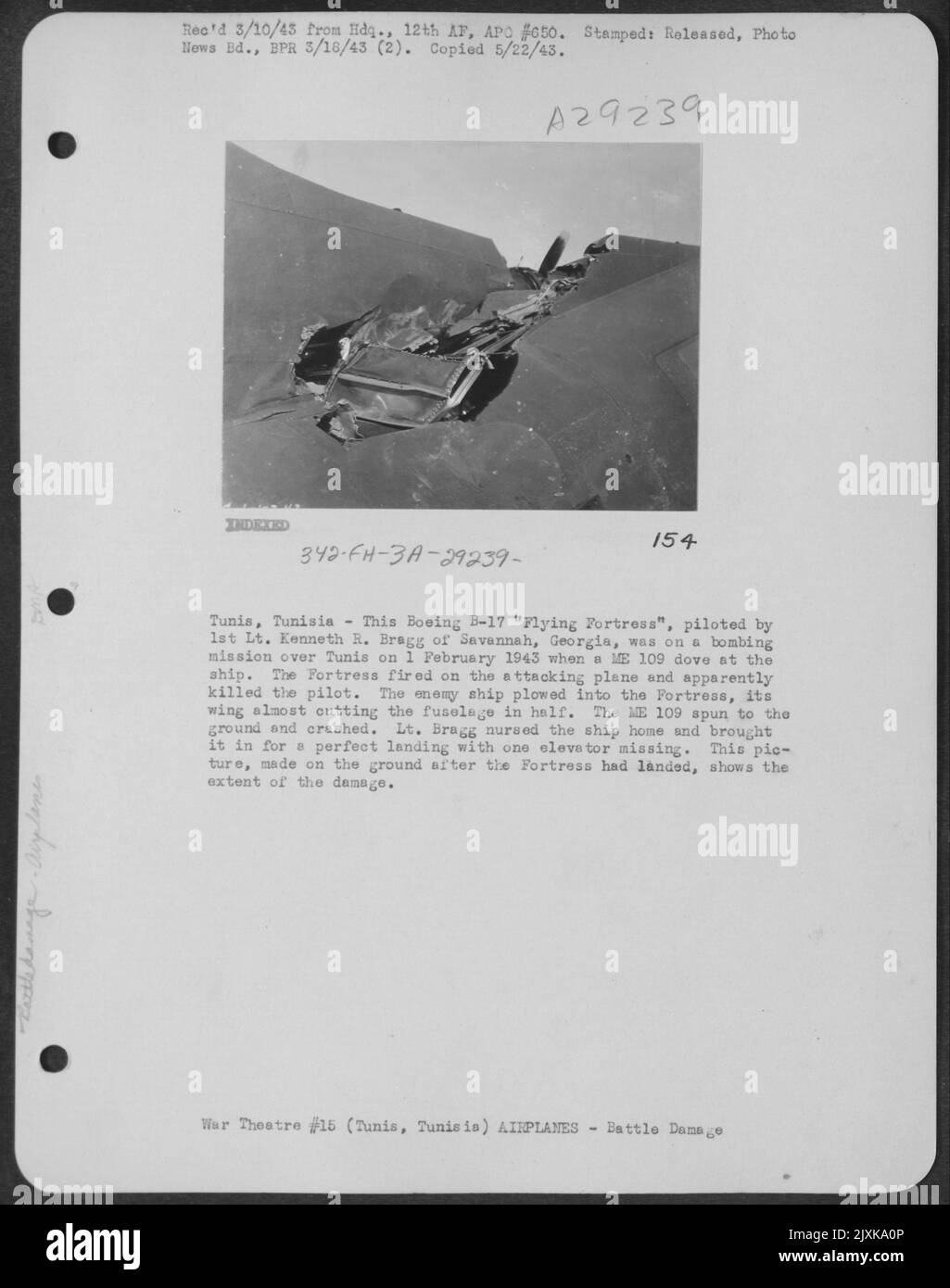 Tunisi, Tunisia-questo Boeing B-17 'Flying Fortress', pilotato dal 1st Lt. Kenneth R. Bragg di Savannah, Georgia, era in una missione di bombardamento su Tunisi il 1 febbraio 1943, quando un ME 109 colomba alla nave. La Fortezza sparò sull'aereo d'attacco e. Foto Stock