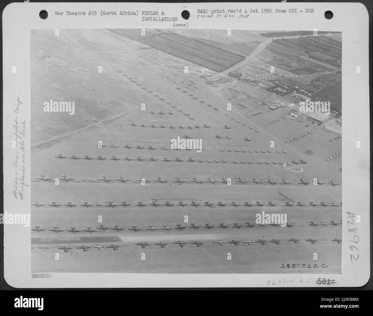 Vista aerea di Una linea di B-24 e Boeing B-39 consolidati presso una base aerea di Marrickeck, Nord Africa. Foto Stock