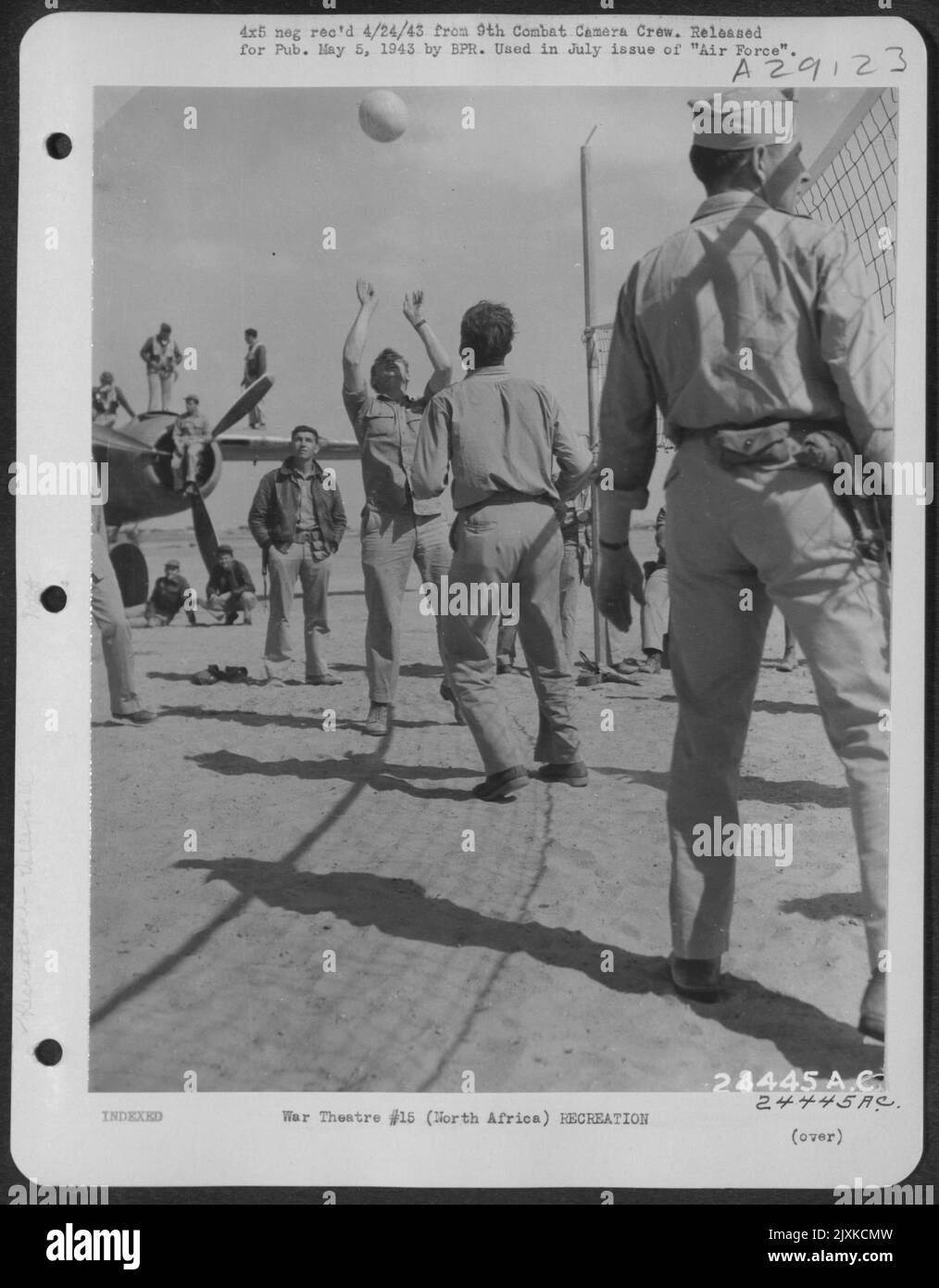 Nord Africa. I membri del gruppo di bombe Earthquakers dell'esercito degli Stati Uniti dell'aeronautica in Africa del Nord giocano la palla del volley fra le missioni. Foto Stock