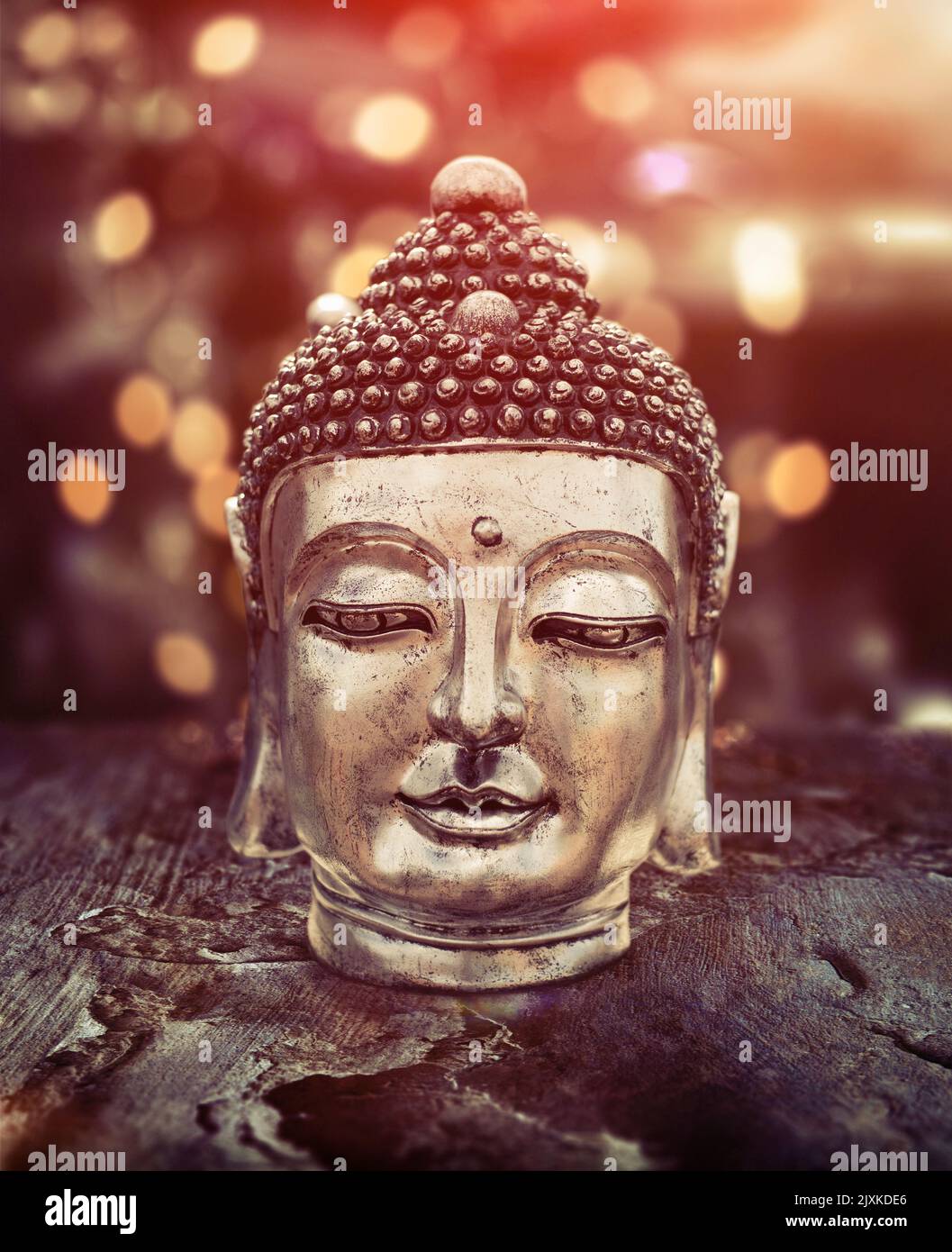 Buddha testa in argento su superficie di pietra. Celebrazione del Festival religioso Foto Stock