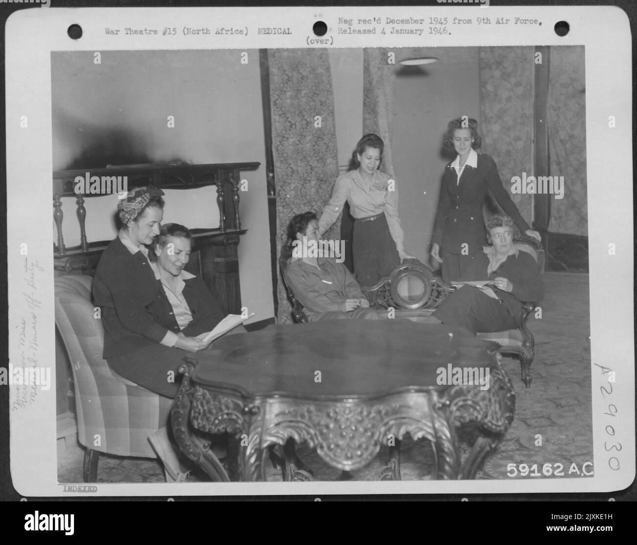 Infermieri dell'esercito degli Stati Uniti che si rilassano in Nord Africa. 1943. Foto Stock