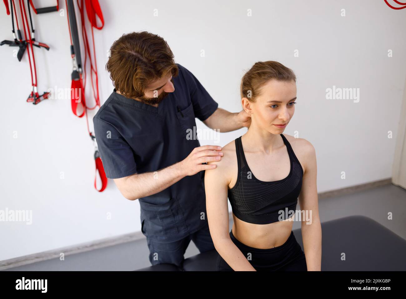 Medico che esamina le donne pazienti collo e spalle Foto Stock