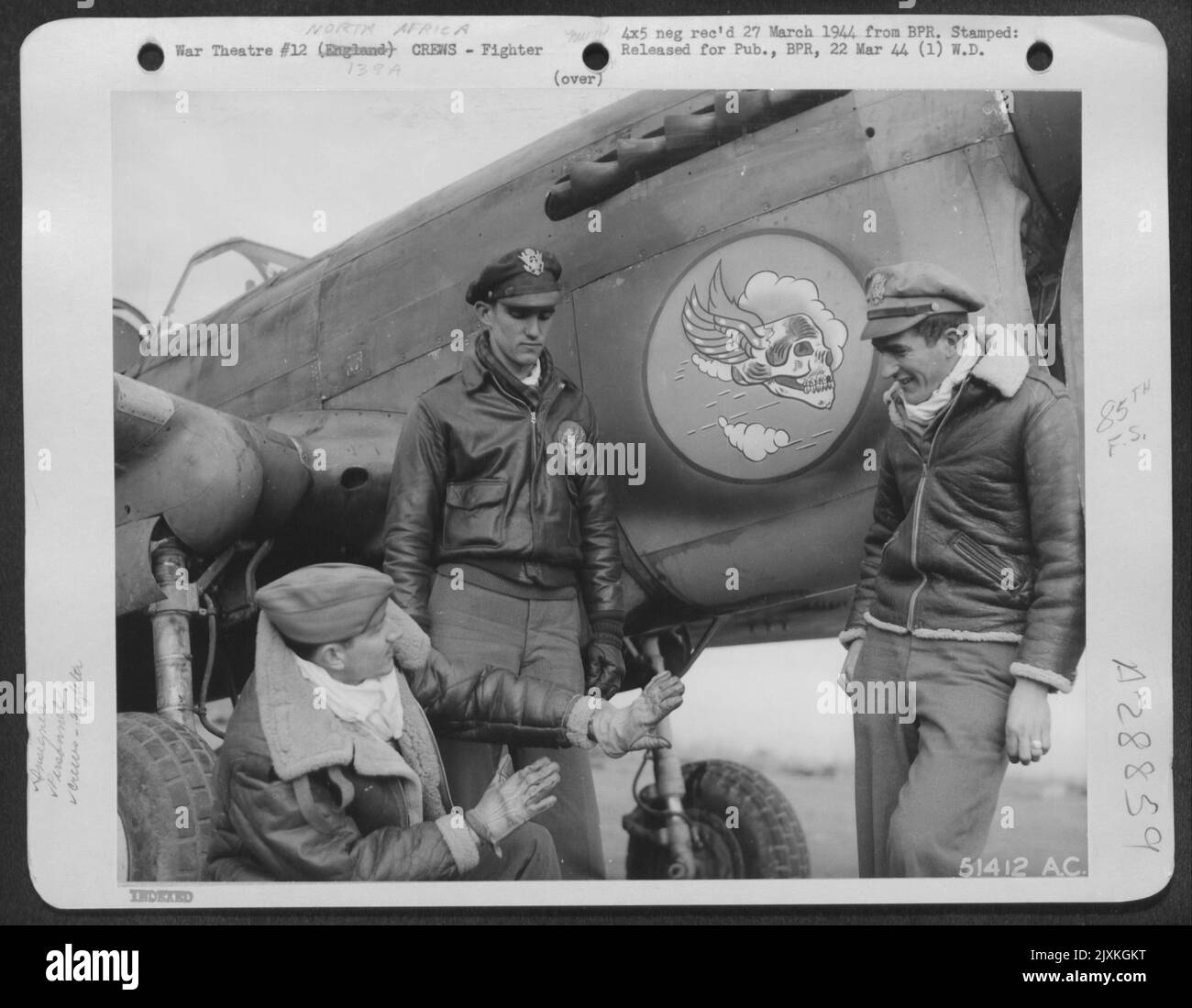 I piloti di Squadron 'Flying Skull' si raccontano come hanno abbattuto un aereo nemico. .. Da sinistra a destra: Il Lt. Robert J. Duffield, 24, Cleveland Heights, Ohio--- abbatté un FW 190 per fare la sua vittoria nel 2nd; il Lt. Raymond Higgins, 20 Foto Stock