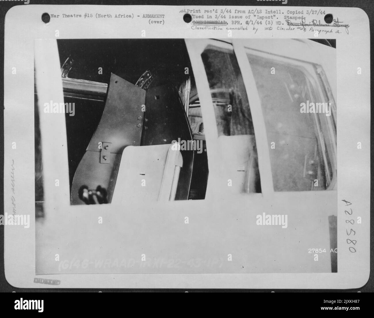 Armor Screen per i piloti è una delle ampie modifiche apportate dall'ASC sui B-25 nordamericani in Africa. È stata aggiunta un'altra armatura per proteggere il quadro della strumentazione. Foto Stock