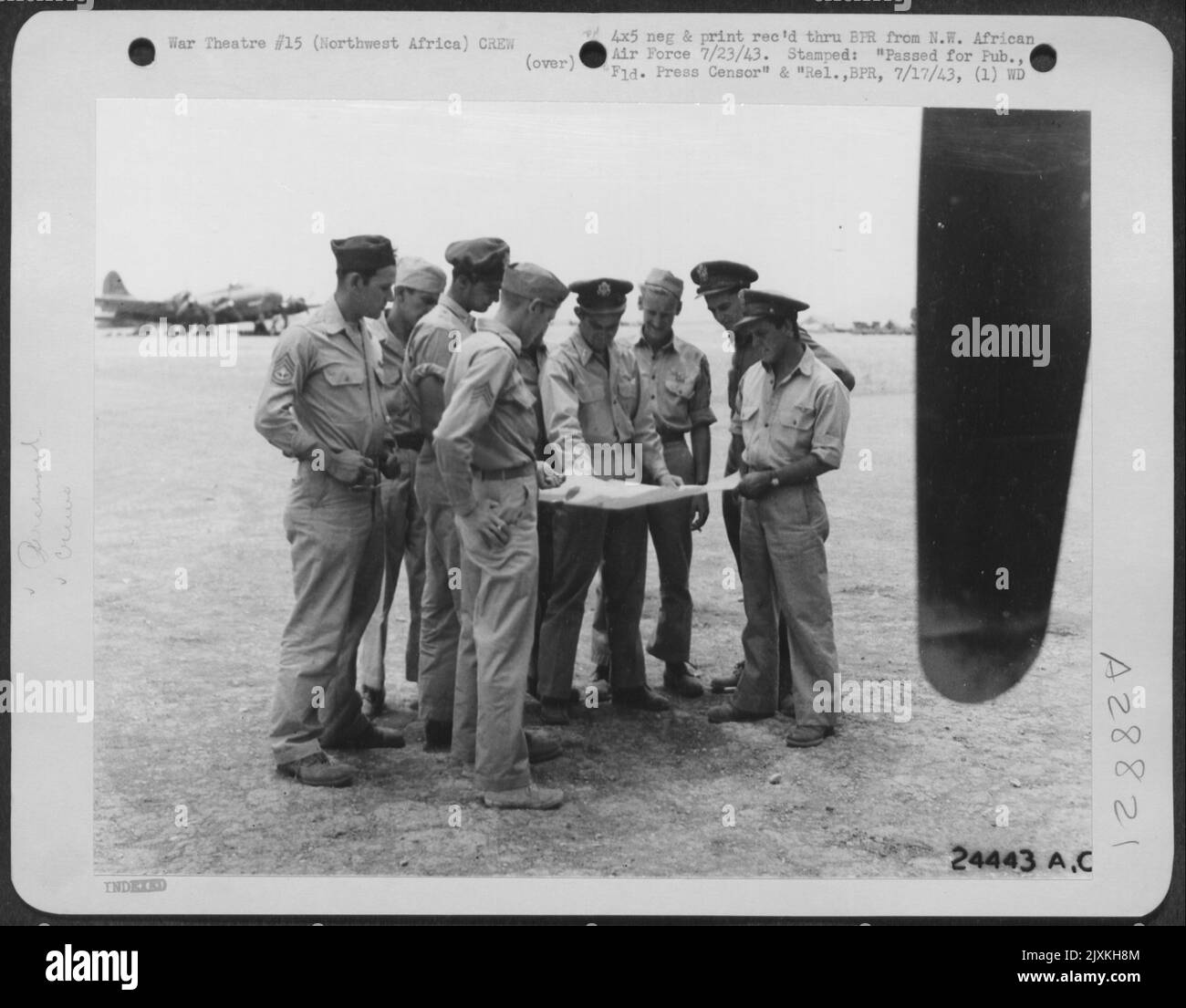 Per tre ore e mezza oltre 500 miglia d'acqua, l'equipaggio di Flying Fortress No. 1 si batté per riportare un aereo paralizzato e un equipaggio, e vinse. La Fortezza tornò con solo due motori in funzione. In un tempo si dirigesse verso sud per la Sicilia, ma il Foto Stock