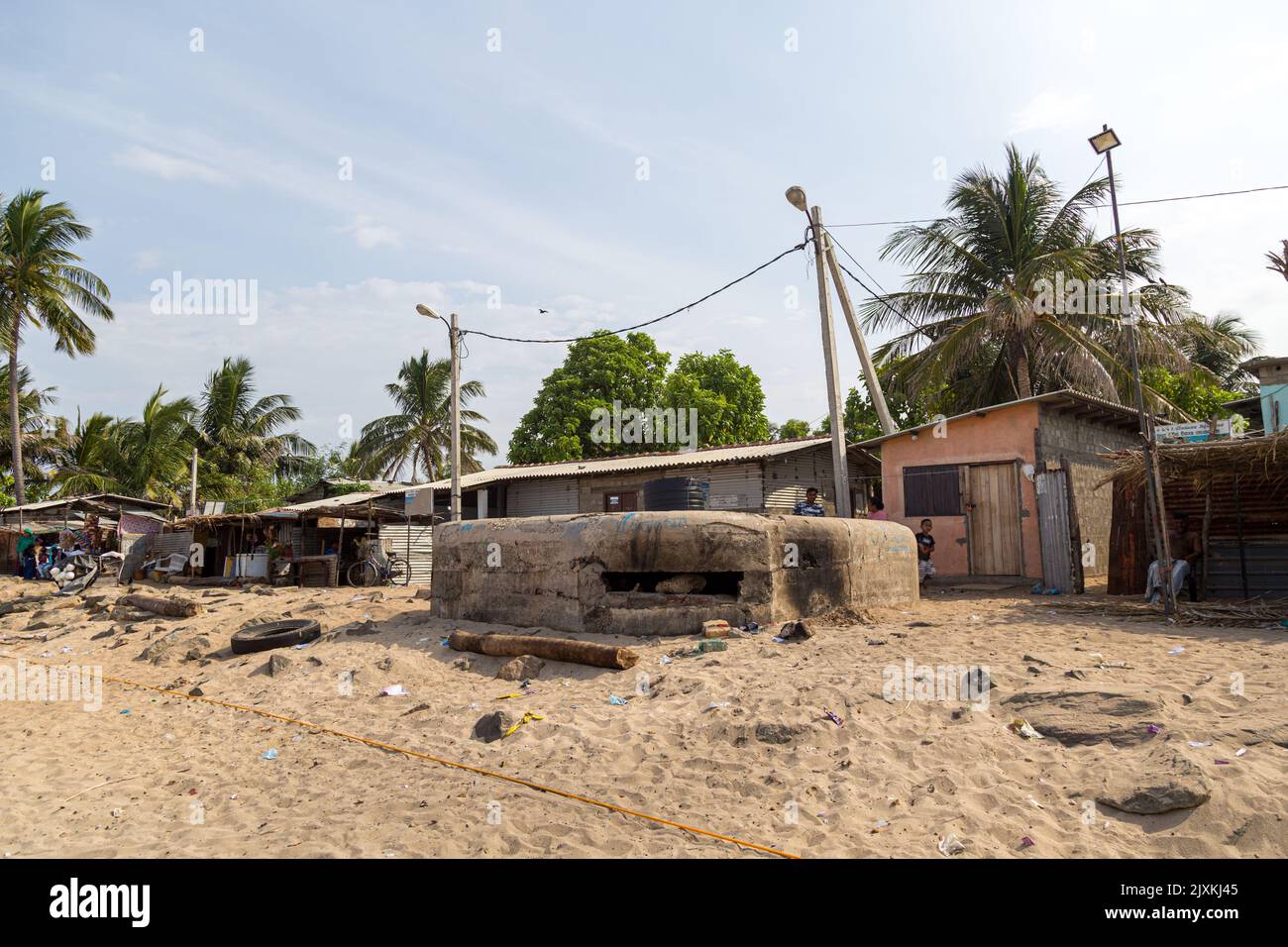 Old Bunker a Trincomalee Beach, Sri Lanka Foto Stock