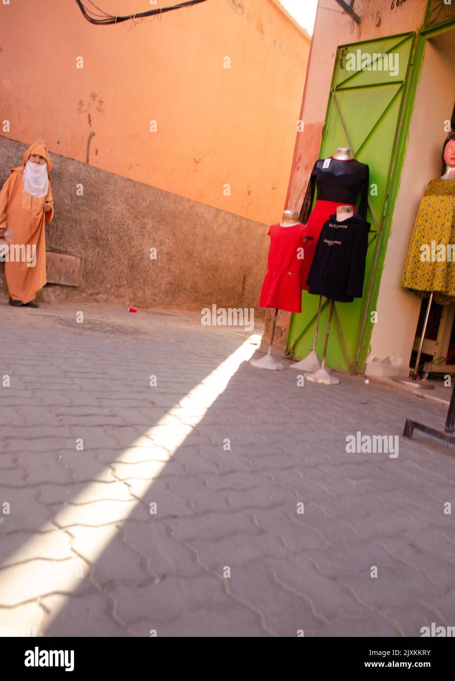Donna locale negozio di abbigliamento esterno a Marrakech, Marocco Foto Stock