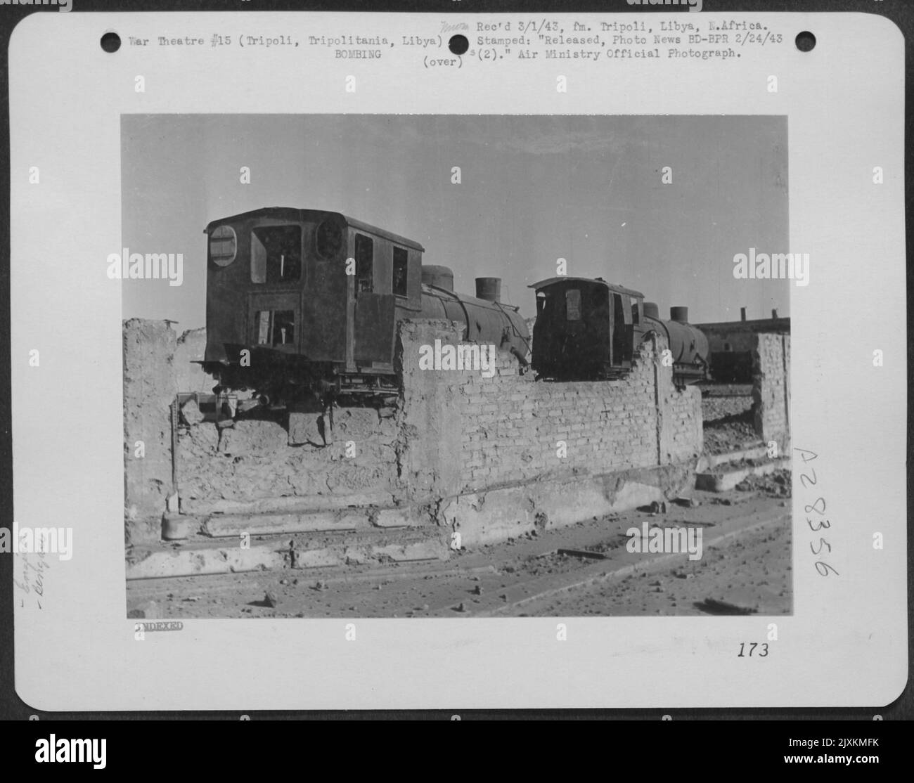 I motori delle autocisterne sul lungomare di Tripoli sono stati danneggiati dall'esplosione delle bombe alleate. La caldaia del motore in primo piano è stata perforata e la cabina dell'altra è danneggiata. 6 febbraio 1943. Foto Stock