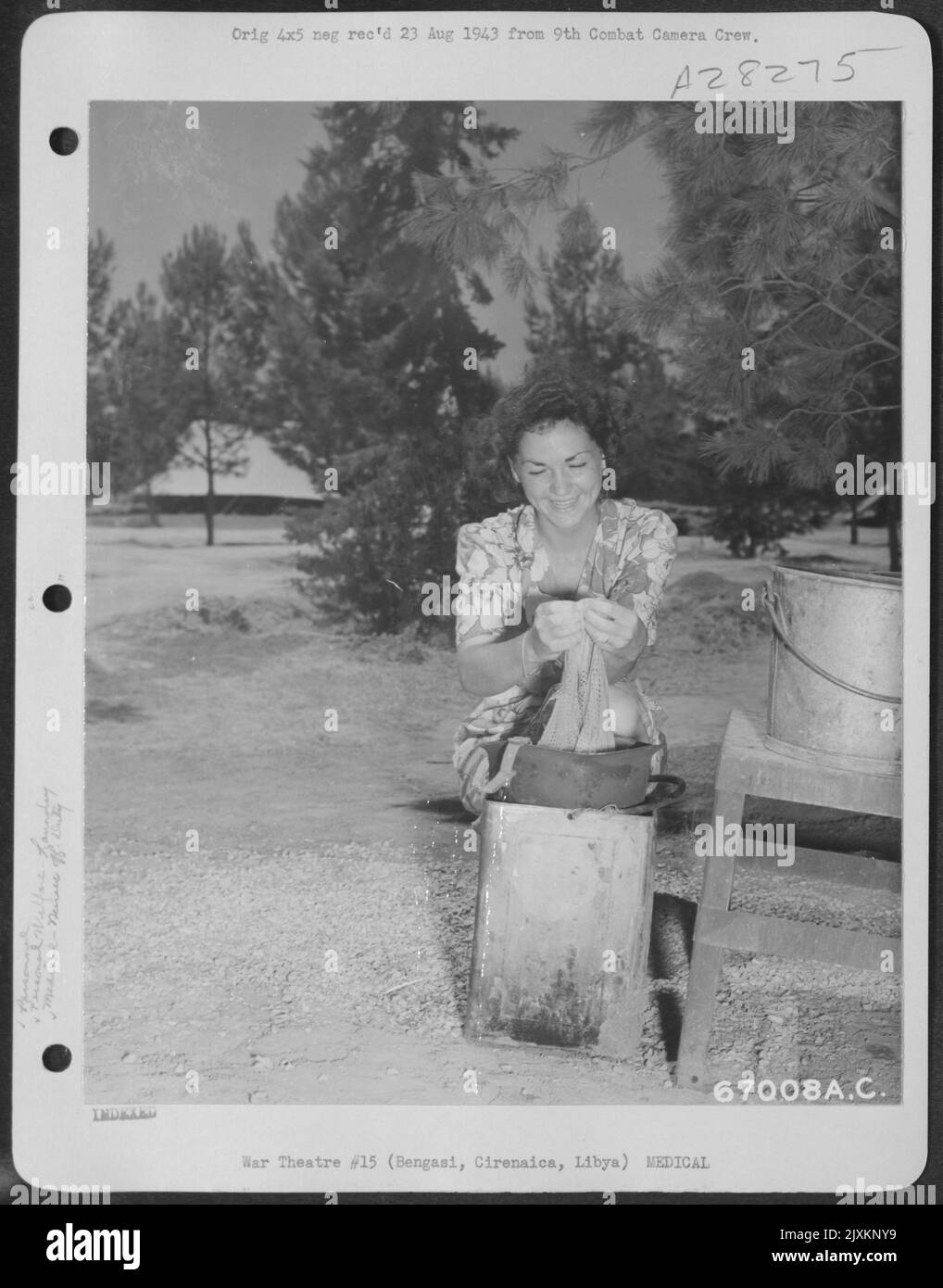 2nd la Lt.Elizabeth Biller di Okarche, Oklahoma, fa il suo lavaggio in un casco dell'esercito da qualche parte nel Medio Oriente. La sig.na Biller è un'infermiera dell'esercito collegata ad una nona unità dell'aeronautica degli Stati Uniti vicino a Bengasi, Cirenaica, Libia. Foto Stock