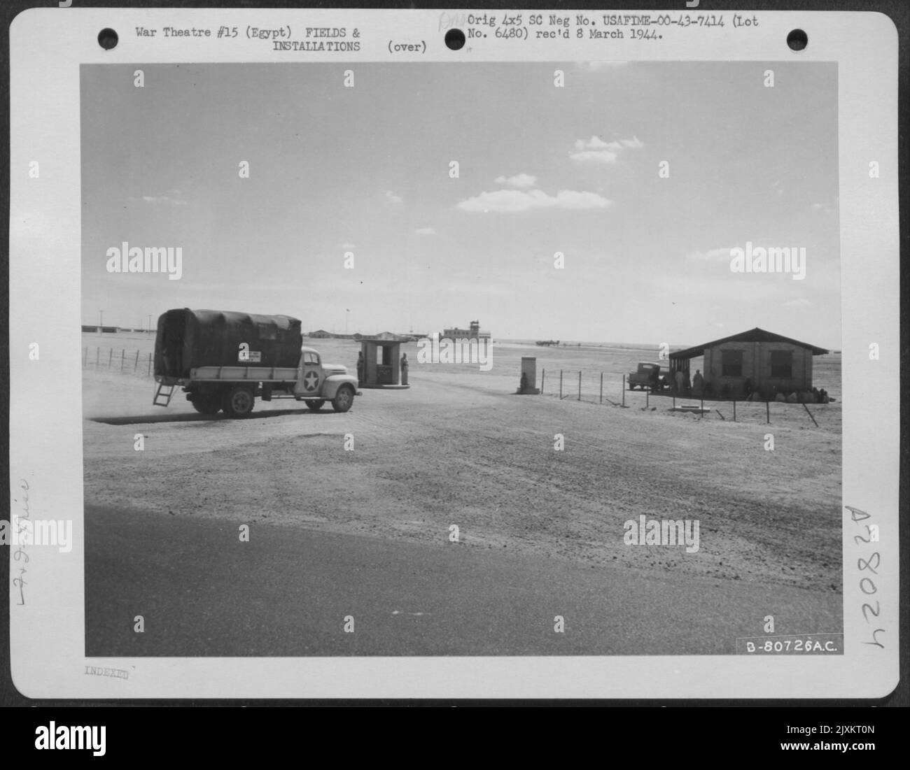 Cancello di polizia militare all'ingresso del campo John Payne vicino il Cairo, Egitto. 12 novembre 1943. Foto Stock
