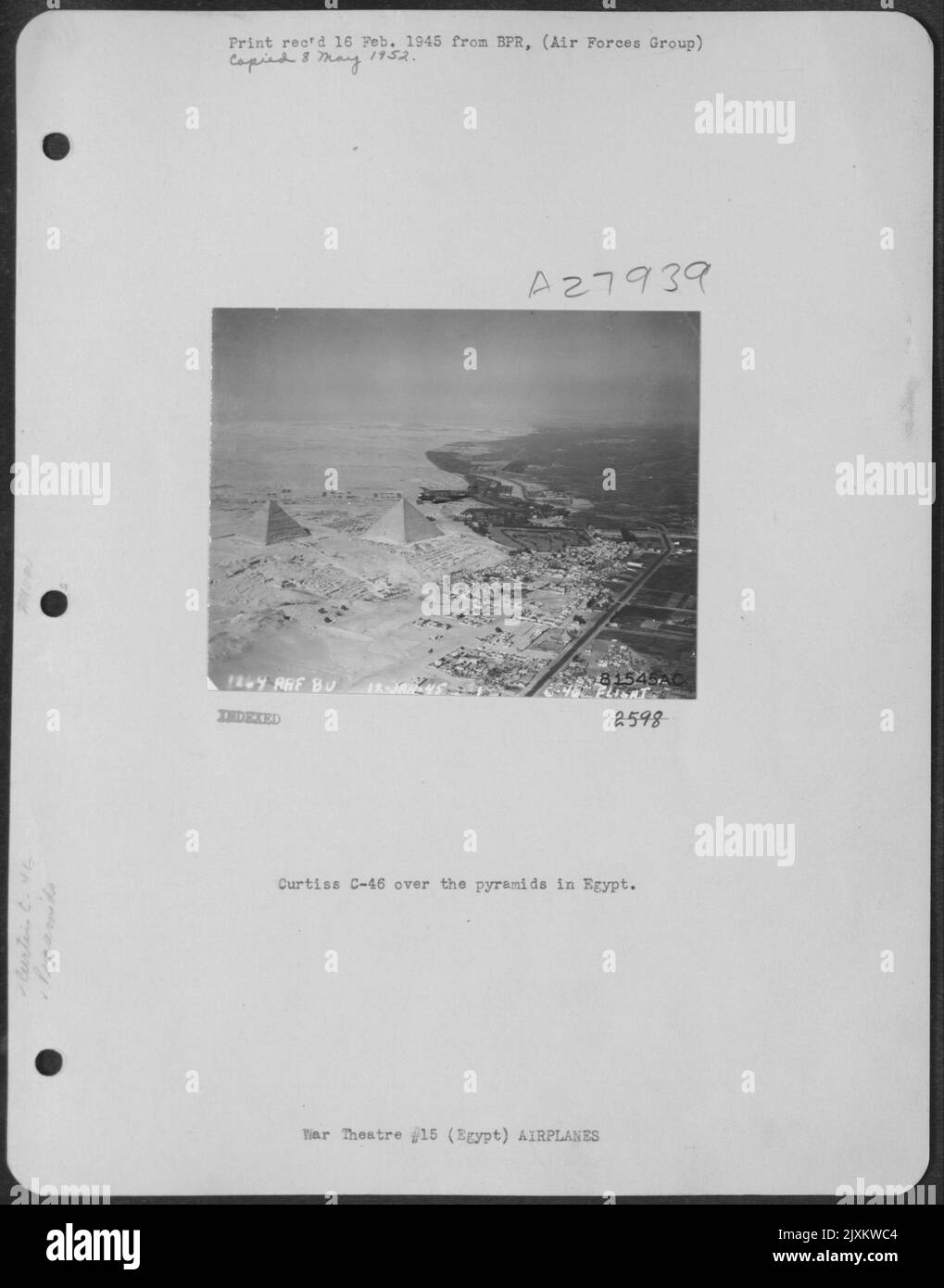 Curtiss C-46 sopra le piramidi in Egitto. Foto Stock