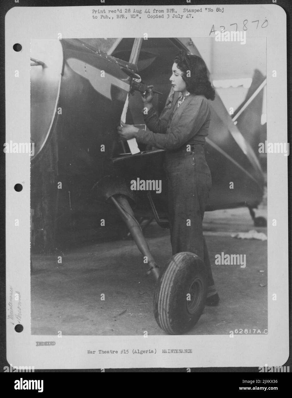 MADEMOISELLE DELLA VECCHIA ALGERI applica tessuto al telaio della porta di un velivolo Stinson NC di tipo Liaison. L'aereo fa parte di una spedizione recentemente consegnata alle forze aeree francesi sotto Lire-Lease. Mademoiselle Kechand, aereo esperto Foto Stock