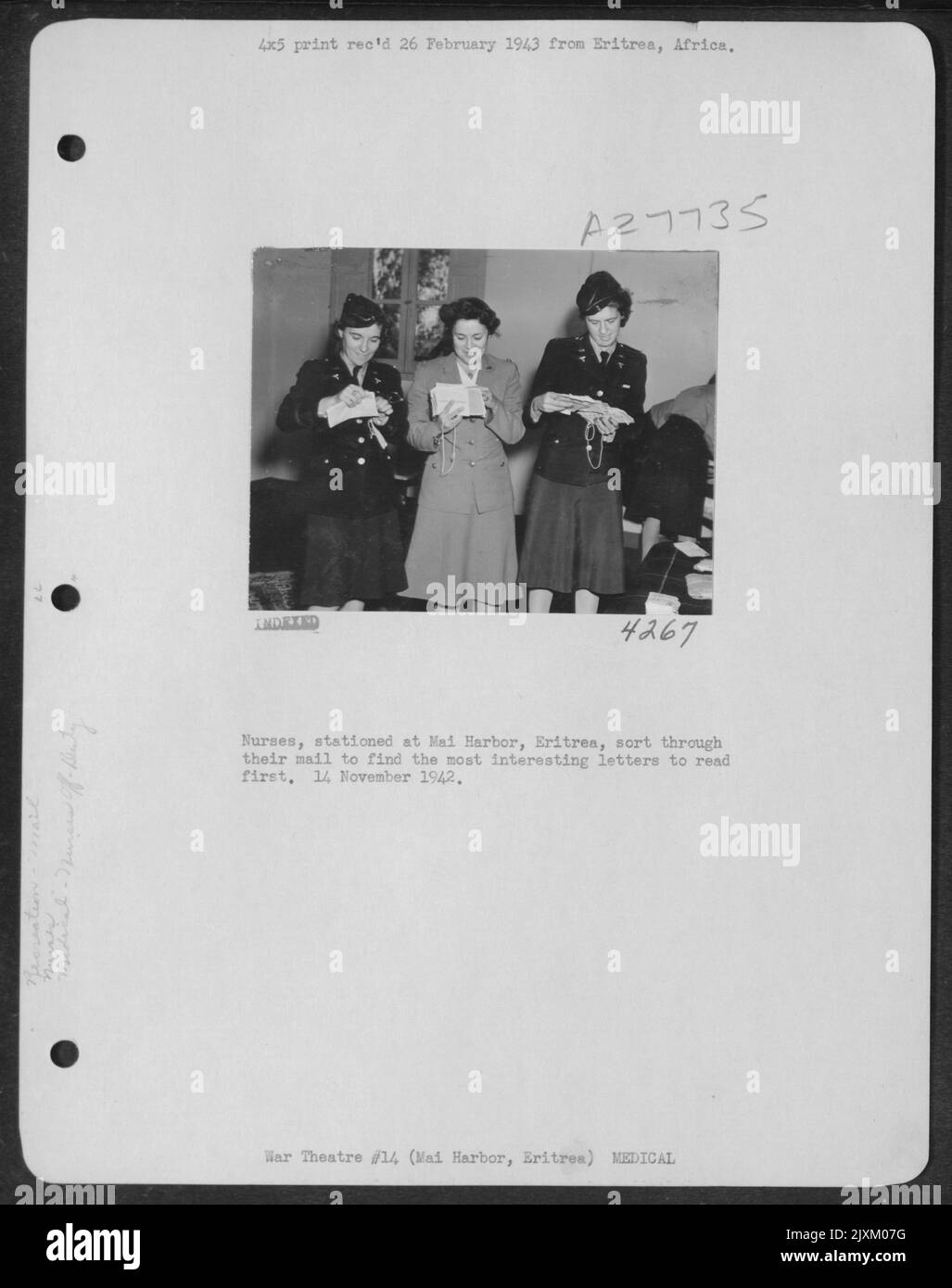Gli infermieri, di stanza a mai Harbor, Eritrea, ordinano attraverso la loro posta per trovare le lettere più interessanti da leggere prima. 14 novembre 1942. Foto Stock