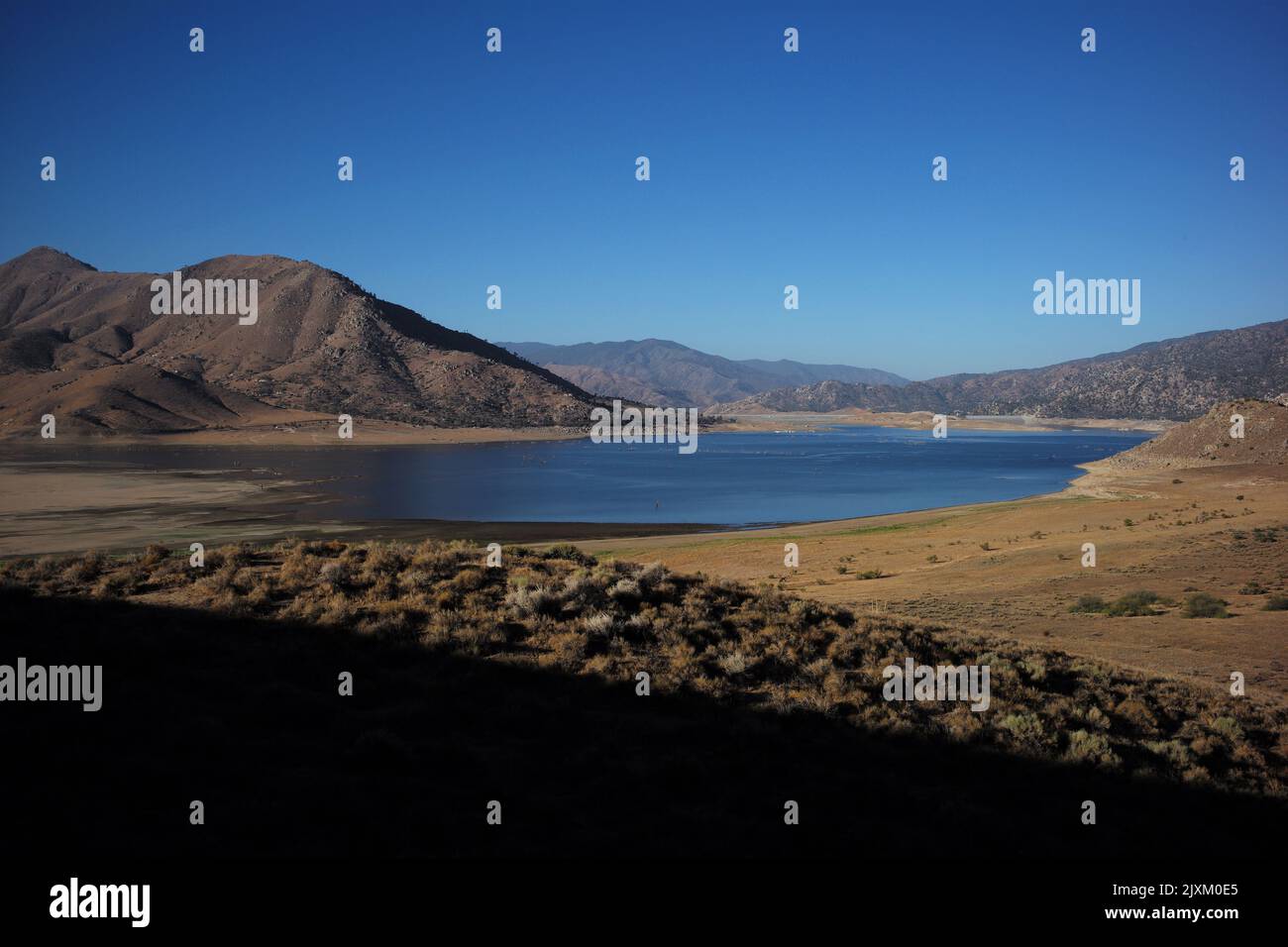 Il livello dell'acqua scende al lago Isabella della California. Foto Stock