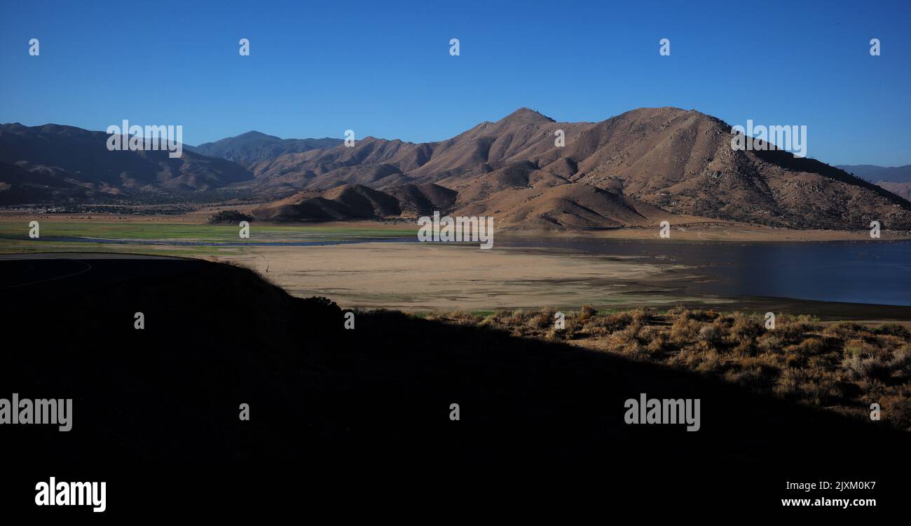 Il livello dell'acqua scende al lago Isabella della California. Foto Stock