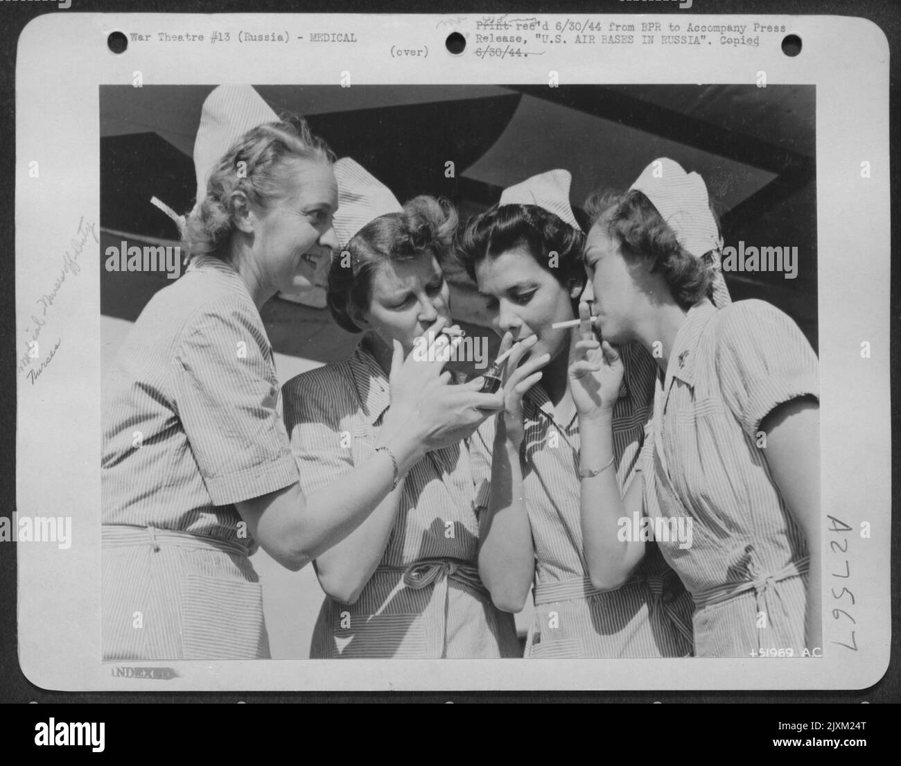 Queste infermiere dell'esercito degli Stati Uniti fanno parte del primo gruppo medico ad essere stazionati con le basi dei bombardieri degli Stati Uniti in Russia. Da sinistra a destra: LTS. Hilda Nevin, York, Pa., Helene Lieb, Minneapolis; Thelma Coughlenques, New Betlemme, Messa, Anna Lisa Moline, preice Foto Stock