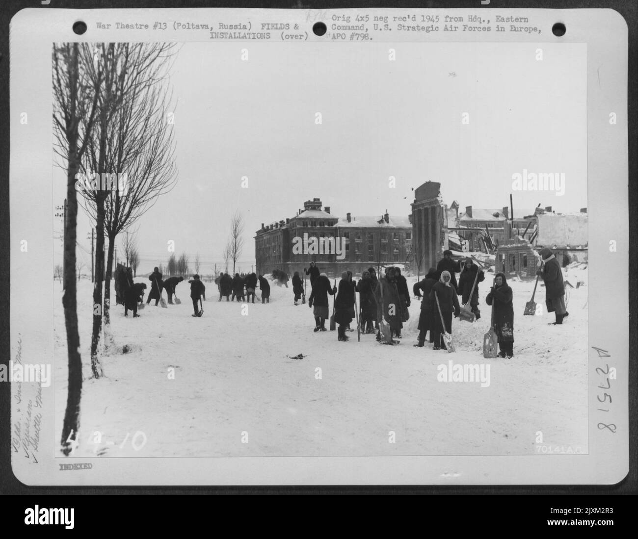 I russi e gli americani che sgomberano la neve da un'area della base aerea di Poltava nel gennaio 1945 scopre che la vecchia massima "le mani fanno lavoro leggero" è molto vera. La base aerea di Poltava è una delle basi di missione della navetta in Russia. Foto Stock