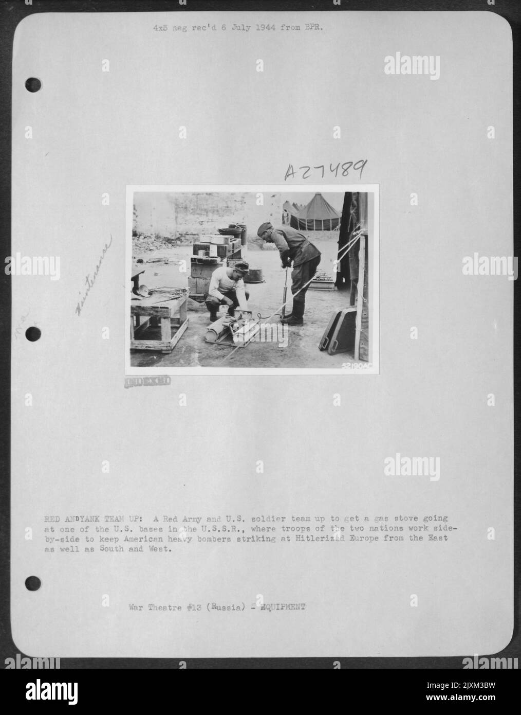 RED AND YANK TEAM UP: Una squadra di soldati dell'esercito rosso e degli Stati Uniti fino a ottenere una stufa a gas in una delle basi degli Stati Uniti negli U.S.S.R., dove le truppe delle due nazioni lavorano fianco a fianco per mantenere i pesanti bombardieri americani colpire l'Europa Hitlerized dal Foto Stock