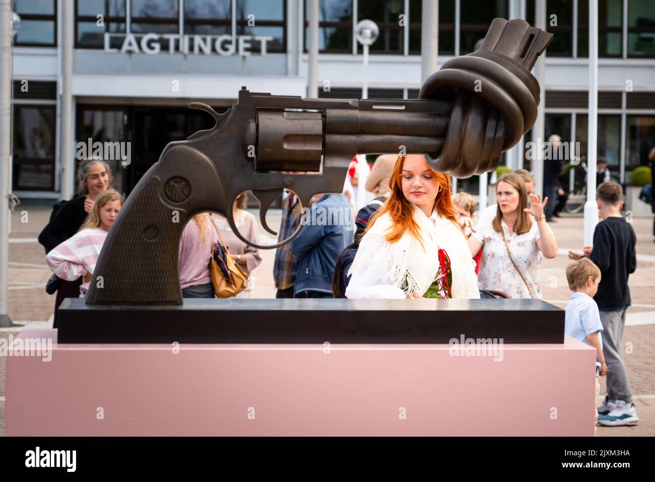 Scultura di non violenza (la pistola annodata) alle celebrazioni del 100° anniversario di Åland a Mariehamn, Finlandia, il 09.06.2022. Fotografia: Rob Watkins/Alamy Foto Stock