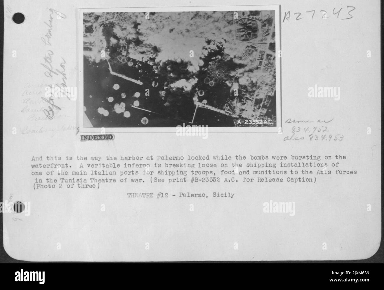 E questo è il modo in cui il porto di Palermo guardava mentre le bombe scoppiavano sul lungomare. Un vero inferno si sta sciogliendo sugli impianti di navigazione di uno dei principali porti italiani per la spedizione di truppe, cibo e munizioni all'asse Foto Stock