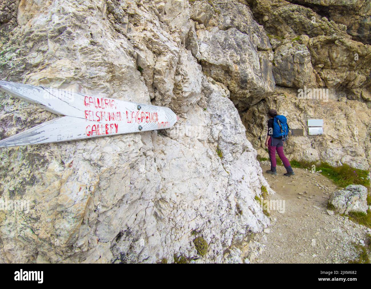 Dolomiti (Italia) - una vista sulla catena montuosa delle Dolomiti, sito UNESCO, Veneto e Trentino Alto Adige. Qui monte Lagazuoi con passo Falzarego e rifugio Foto Stock