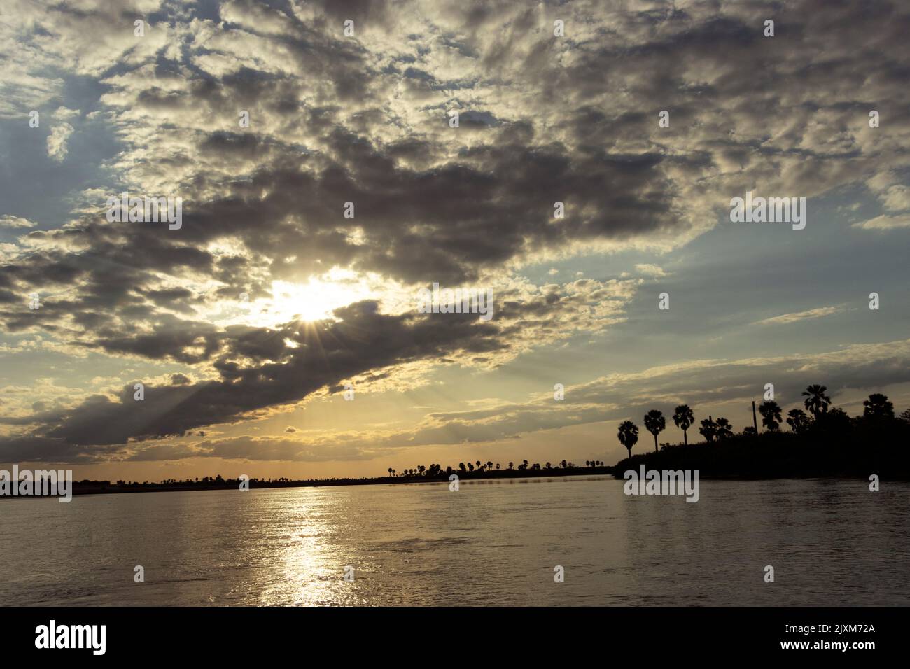 Uno dei punti salienti di un soggiorno nel complesso Selous/Nyerere è una rilassante crociera al tramonto sul fiume. Un modo tranquillo per godersi la fauna selvatica Foto Stock