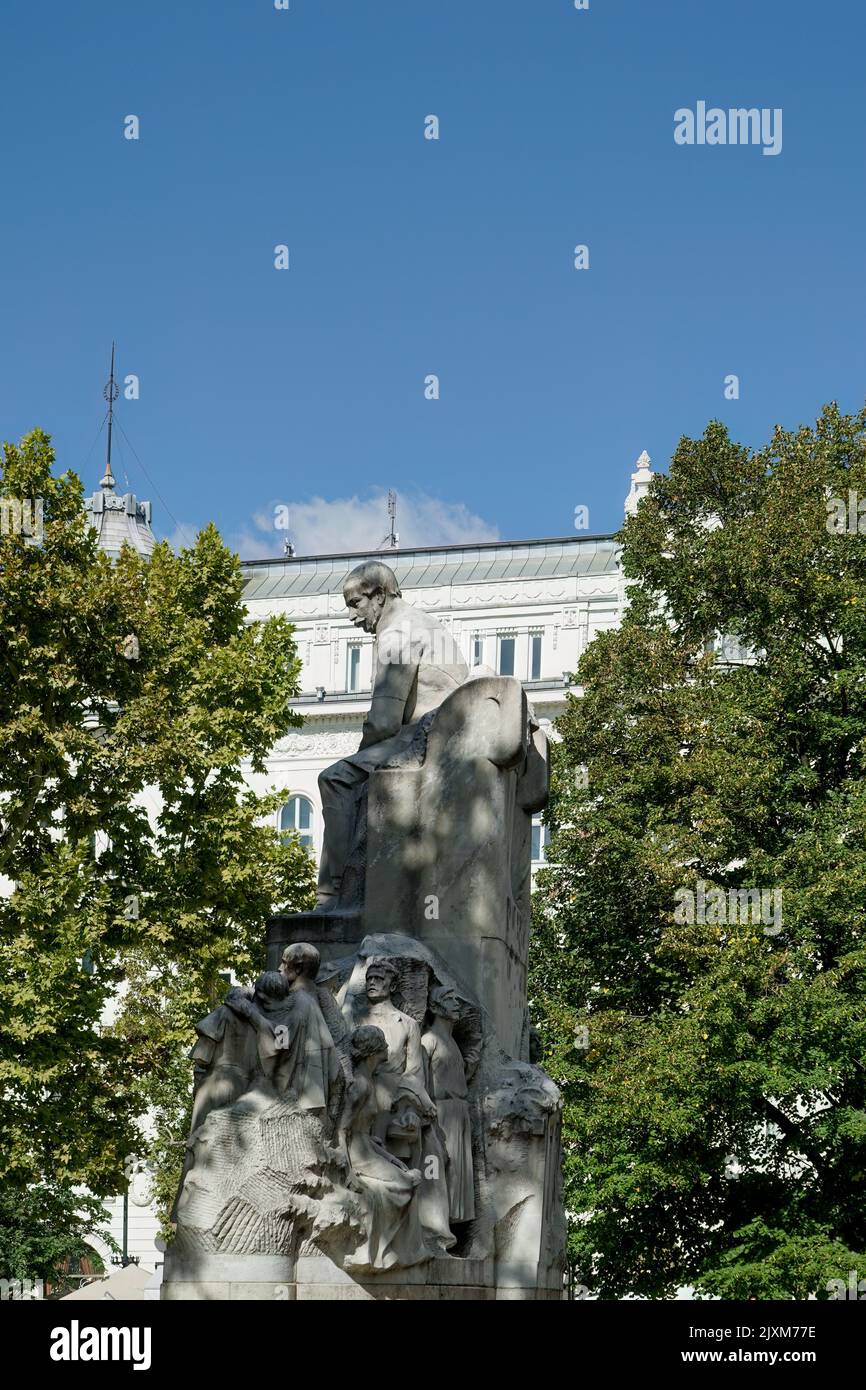 Budapest, Ungheria - 21 settembre : Statua di Mihaly Vorosmarty a Budapest il 21 settembre 2014 Foto Stock