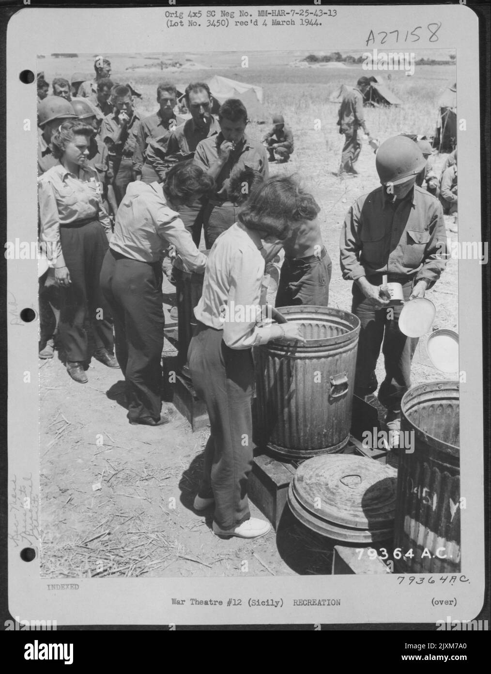 Infermieri Julia Riley di St. Louis, Missouri, Ann Barron di Mauchunk, Pennsylvania e Dorothy Krug di Philadelphia, Pennsylvania, tutti i membri del 802nd Medical Air Evacation Transport Squadron, assistere gli uomini di stanza ad Agrigento, Sicilia in Foto Stock