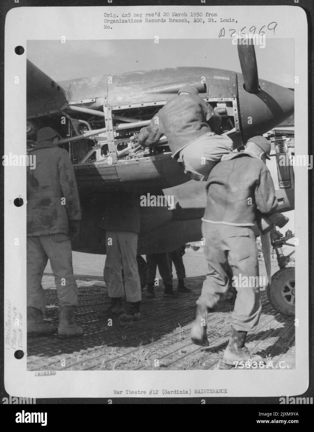 Meccanica del 94th Fighter Squadron, 1st Fighter Group lavora sui motori di una Lockheed P-38 alla base aerea in Sardegna. Foto Stock