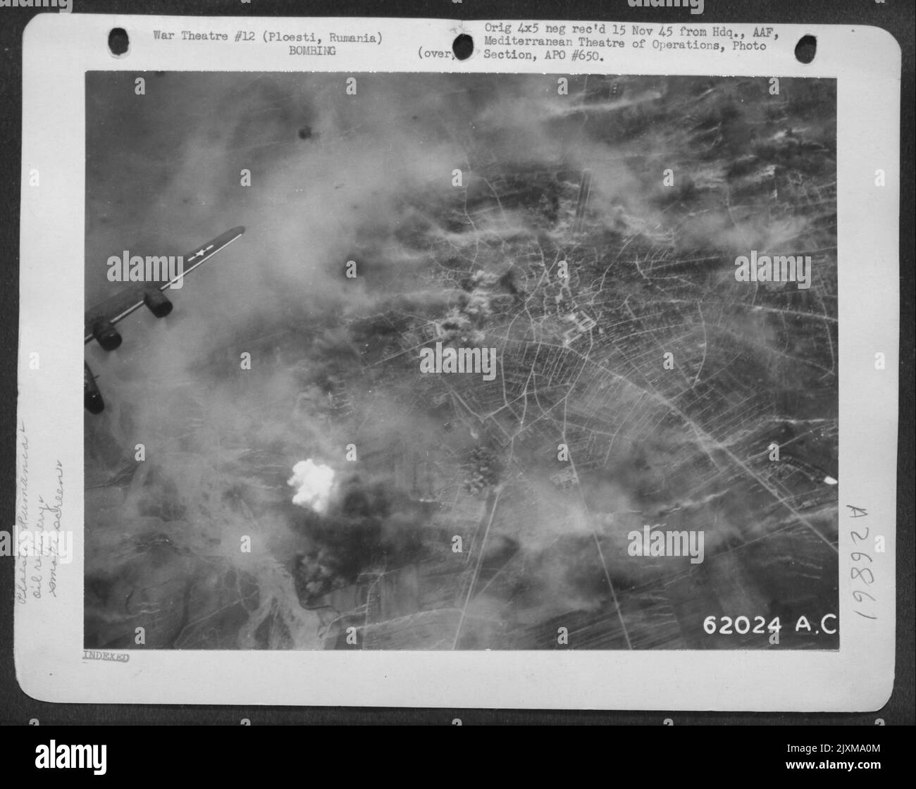 Bombardamento della raffineria petrolifera a Ploesti, in Romania, da parte dei liberatori consolidati B-24 delle forze aeree del 15th. Il bersaglio è parzialmente oscurato da Una schermata fumo. Foto Stock