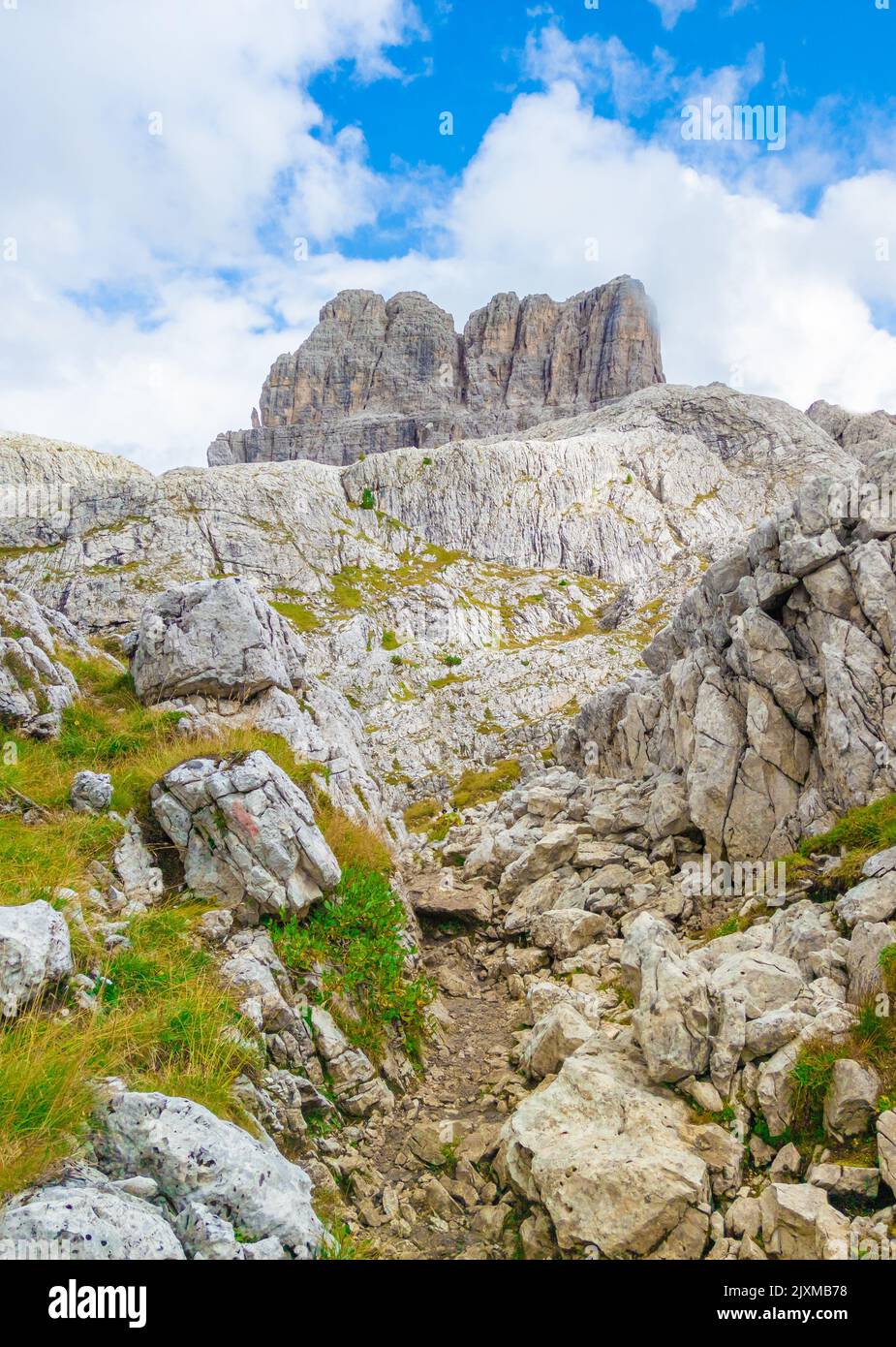 Dolomiti (Italia) - una vista sulla catena montuosa delle Dolomiti, sito UNESCO, Veneto e Trentino Alto Adige. Qui monte Lagazuoi con passo Falzarego e rifugio Foto Stock