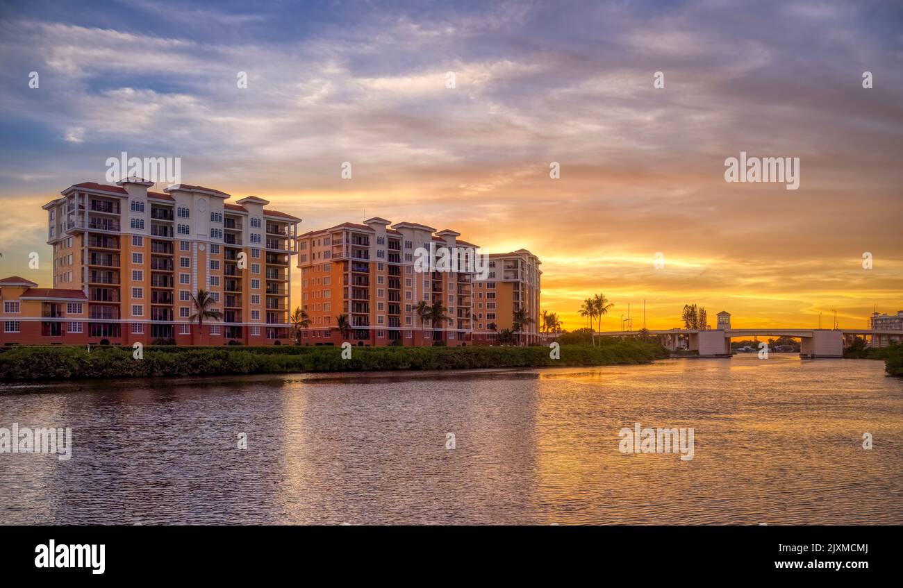 Tramonto cielo dietro gli edifici lungo il Gulf Intercoastal Waterway a Venezia Florida USA Foto Stock