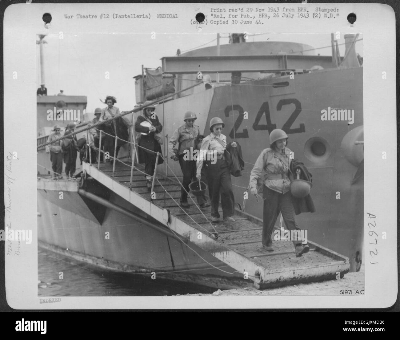 Le prime infermiere che arriveranno a Pantelleria poco dopo che le forze d'assalto alleate presero il controllo della piccola isola mediterranea vengono mostrate lasciando la piccola imbarcazione in cui effettuarono il viaggio dal Nord Africa. Foto Stock