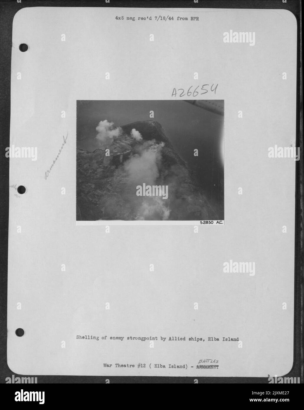 Bombardamento del punto di forza nemico da parte di navi alleate, Isola d'Elba. Foto Stock